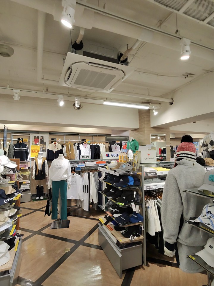 Victoria Golfの店舗の店内のゴルフ商品