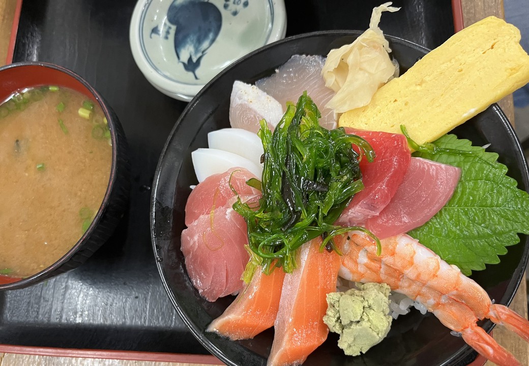 併設する「ゆいマルシェ」で海鮮丼(^^)