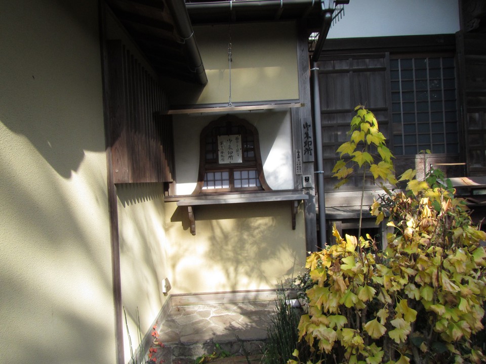 御朱印所は本堂脇の小窓からお願いします