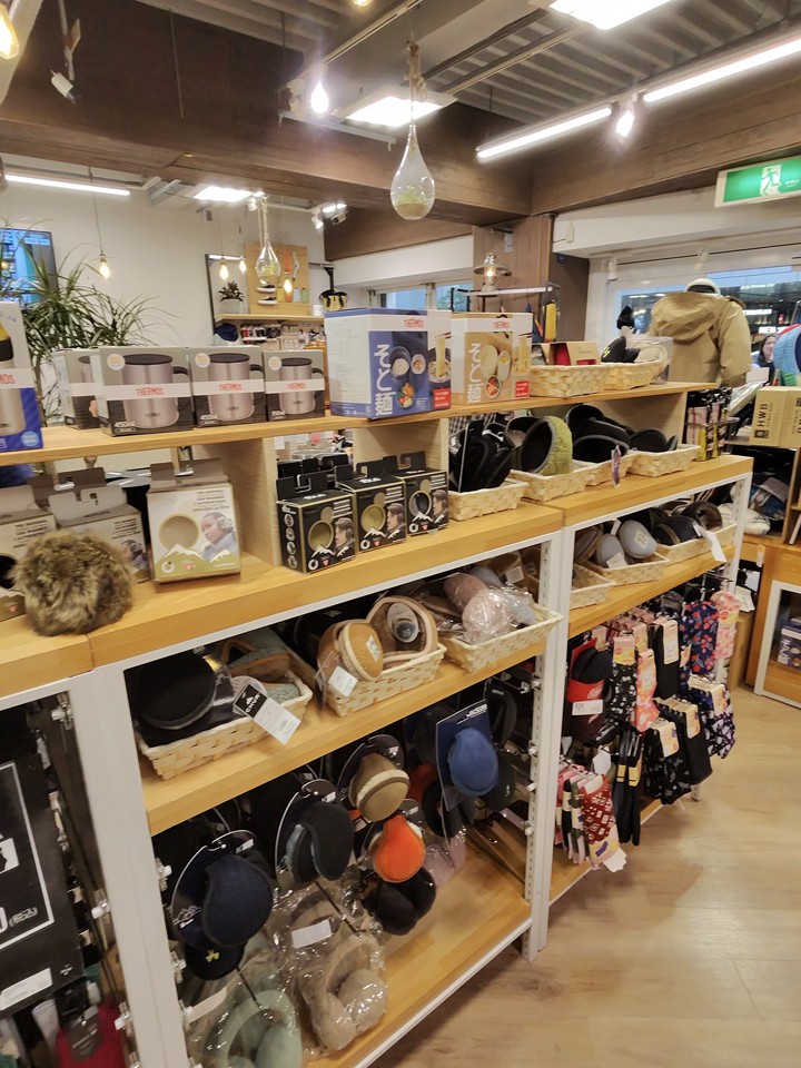 L-Breathの店内の様子。多種多様なアウトドア用品がディスプレイされている