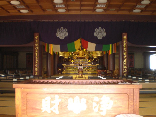 東光寺の本堂の内部の奥の様子です。本堂の内部は、広いです。