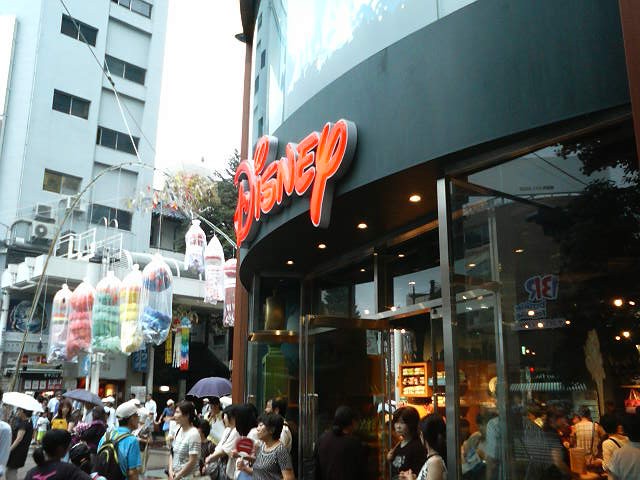 商店街の入口の角でお客さんが多かったです。