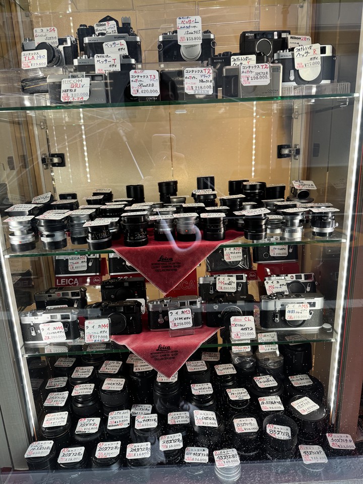 Lucky Camera Shopの店舗のカメラのディスプレイ