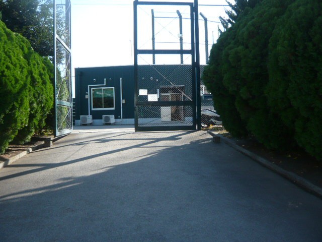 ロッテ浦和球場の入口です。緑の樹木林の中に、静かな雰囲気の門