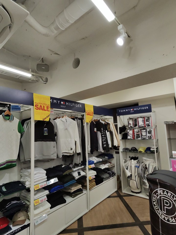 Victoria Golfの店舗の店内のゴルフ商品