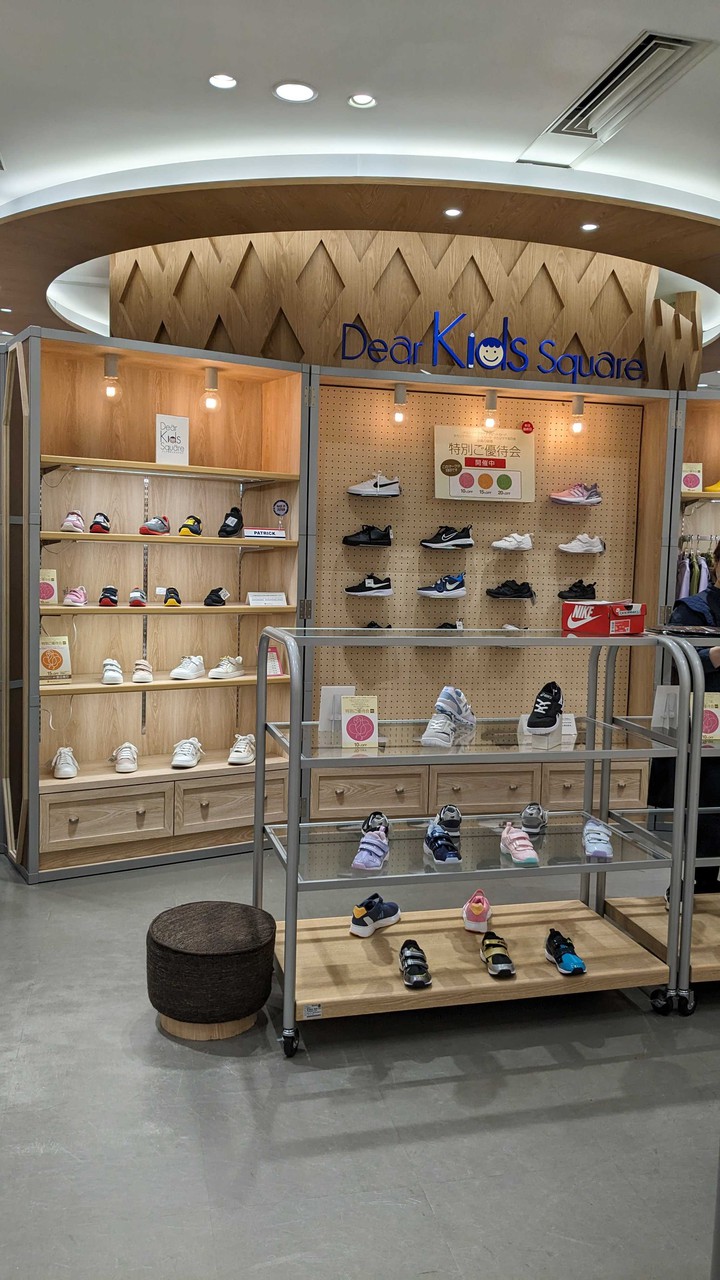 新宿高島屋ハローベビーサロン 「ディア キッズ スクエア」と書かれた壁面の下に子供用のスニーカーが陳列されている。