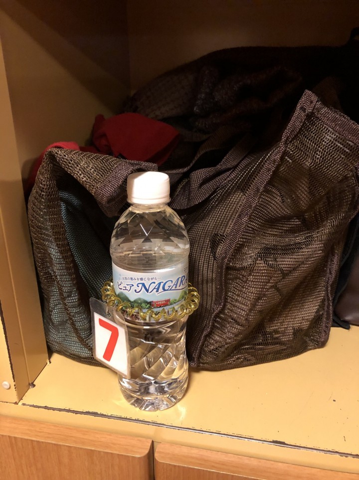 岩盤浴には、有料のお水を購入。
