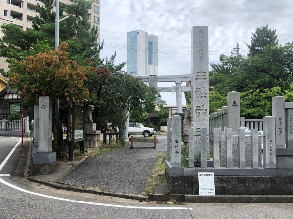 《三社神社》「一の鳥居」付近