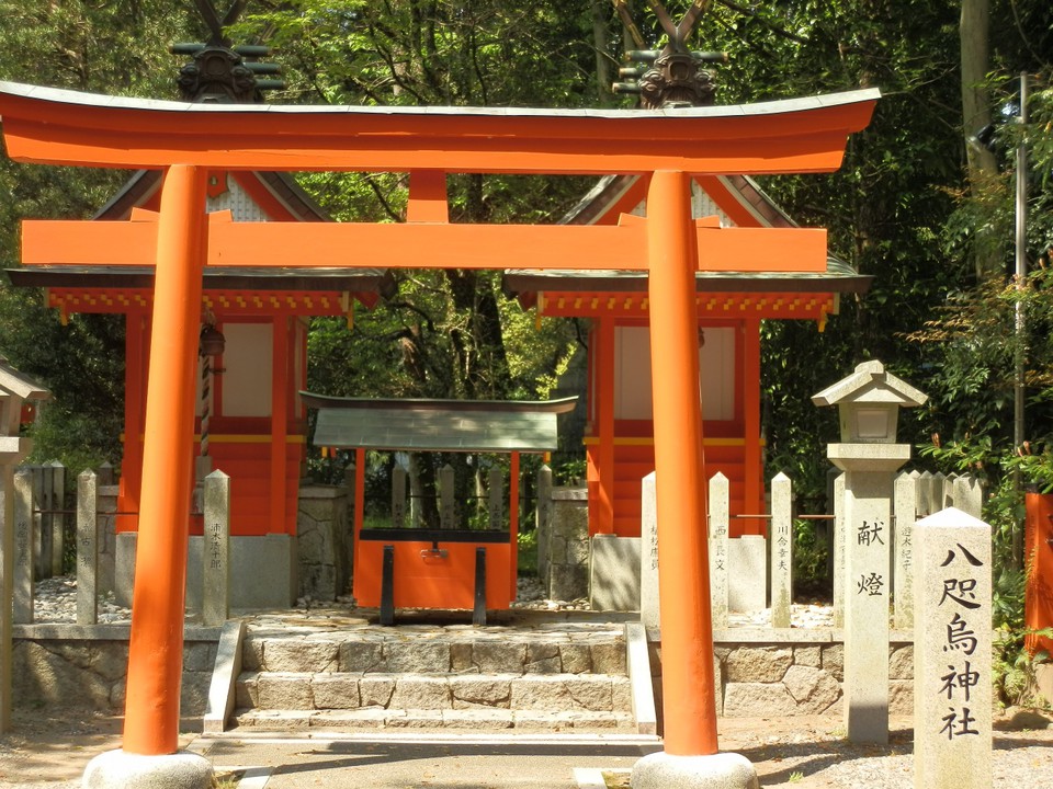 八咫烏神社の前を通る。