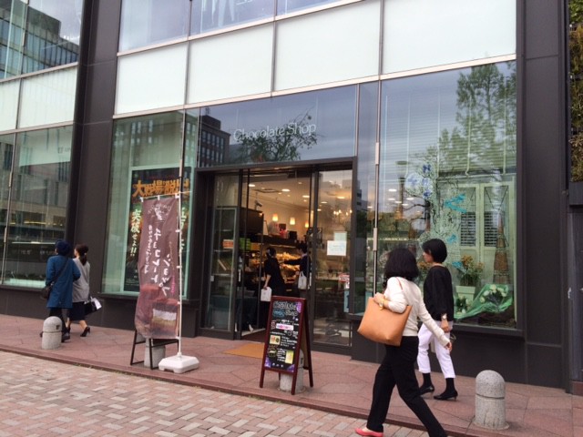 レトロワショコラ×チョコレートショップソラリアプラザ店の外観画像。