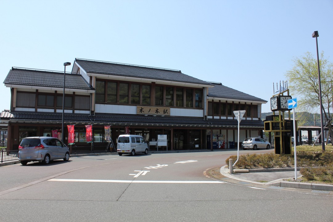 ＪＲ木之本駅１階にあります