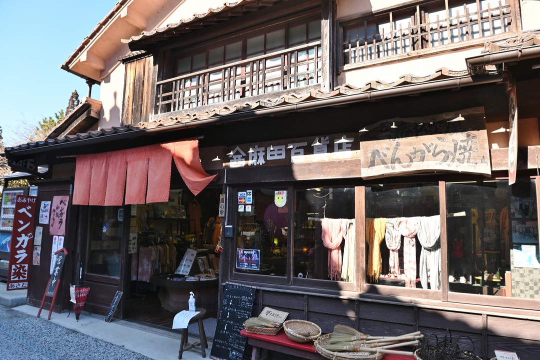 店構えも、紅い