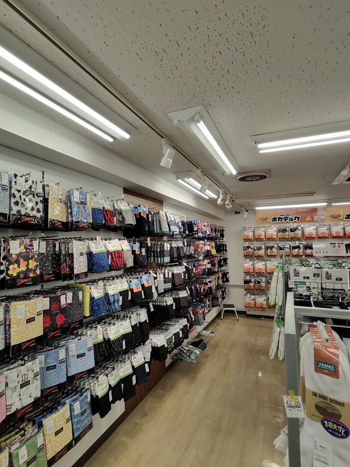 サカゼンの店舗の店内の売り場の様子