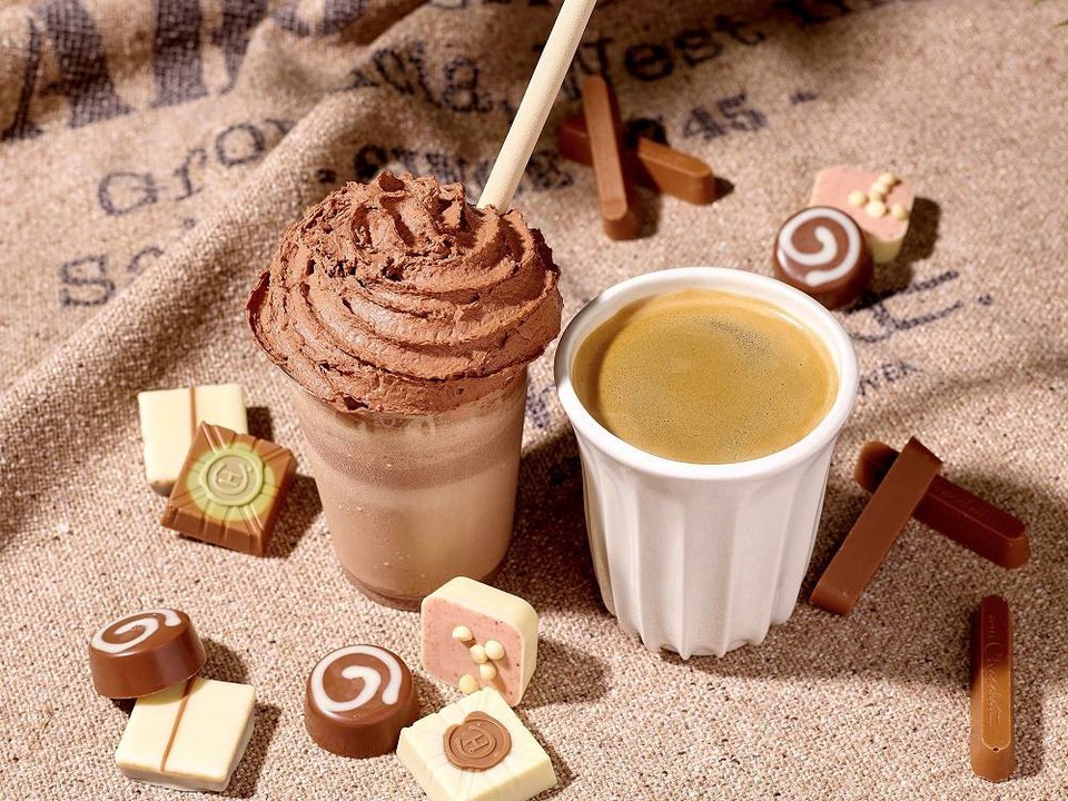 Hotel Chocolatのチョコレートやドリンクが並んでいる画像