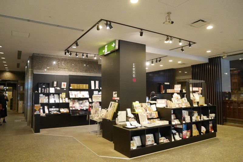 お店をすこしヒキで。