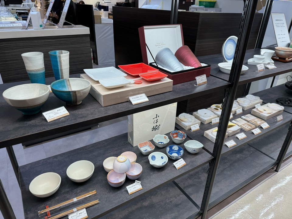 新宿高島屋 和洋食器売り場　お椀や豆椀が並んでいる