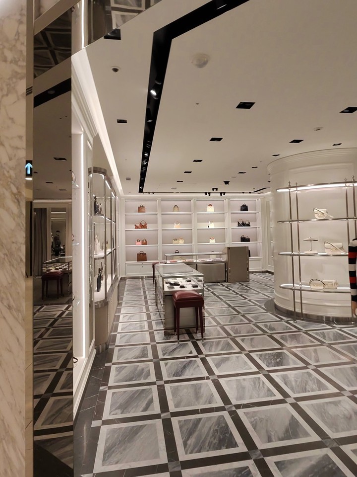 ゴージャスな白大理石の床と柱が特徴的なGUCCIの店内。白い壁面にアクセサリーとバッグが整然と並んでいる