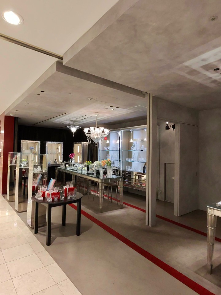 豪華なシャンデリアと煌びやかなガラスコレクション、バカラ店内