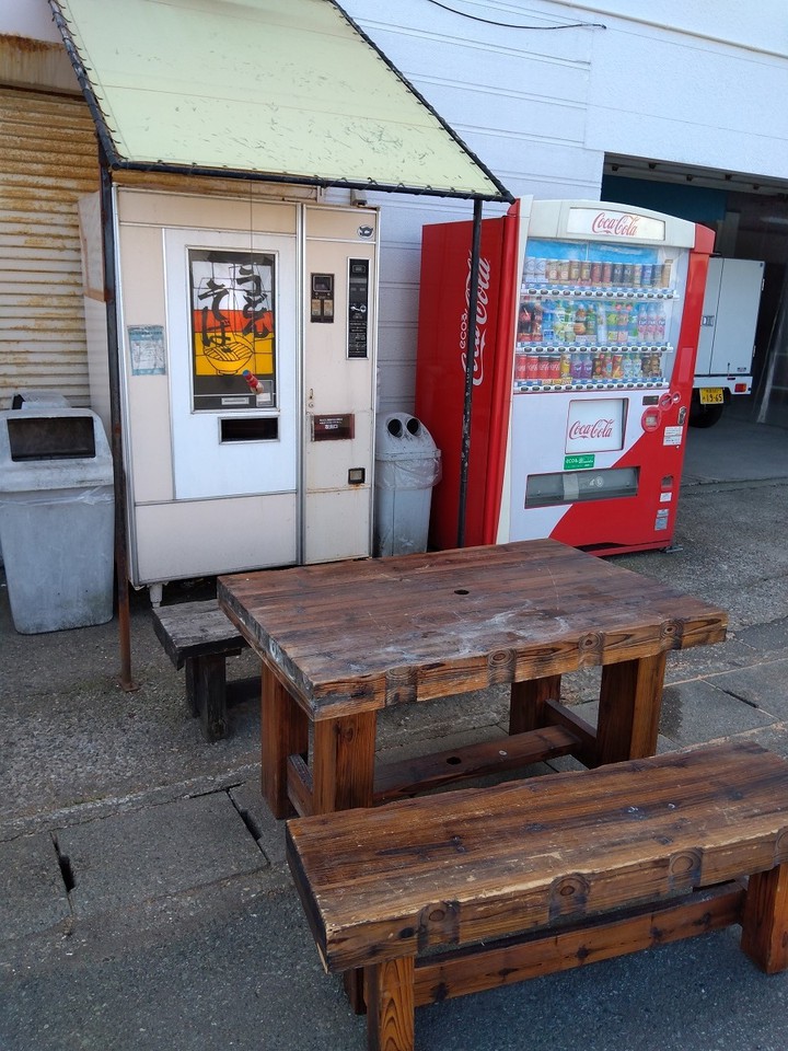 飲料の自販機の横に今はレアとなった麺類の自販機がある