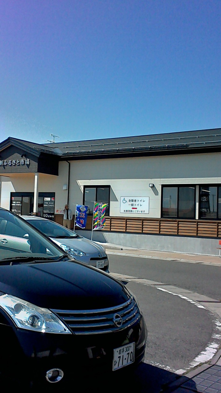 農産物と物販の建物、奥にトイレがあります