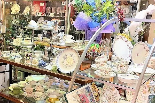 食器セクションの様子。花柄の食器セットやカップが棚に整然と並んでいます
