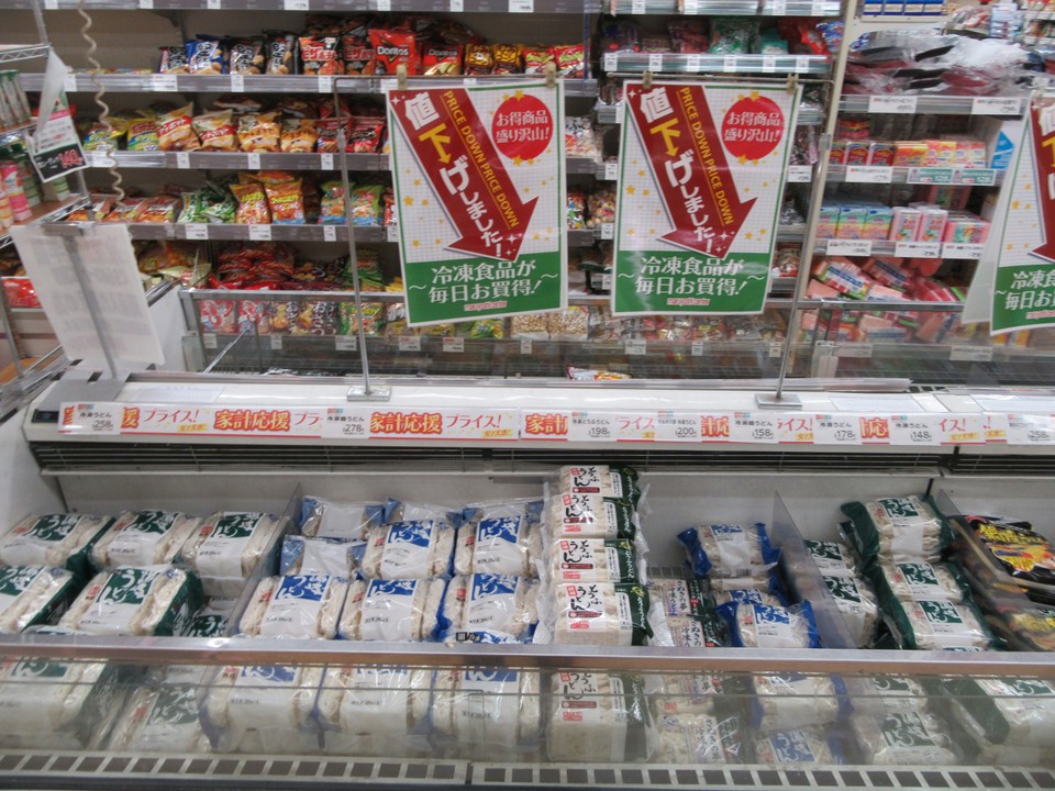 冷凍うどんだけの商品棚