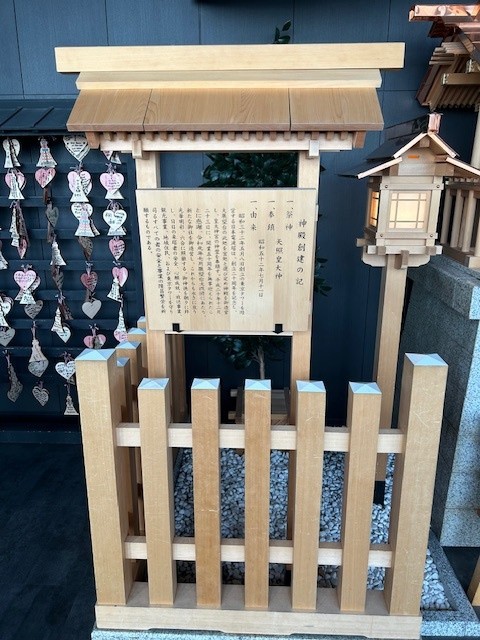 展望台にある神社です。