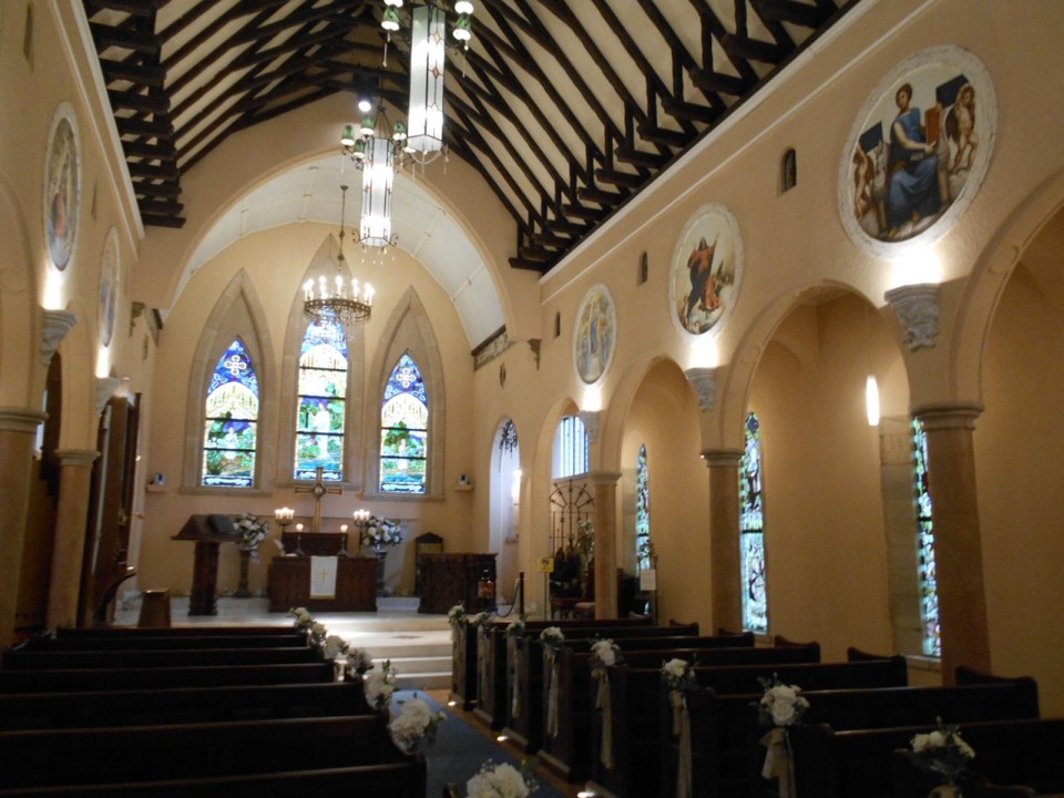 館内の窓にはめこまれたステンドグラスが美しいです。