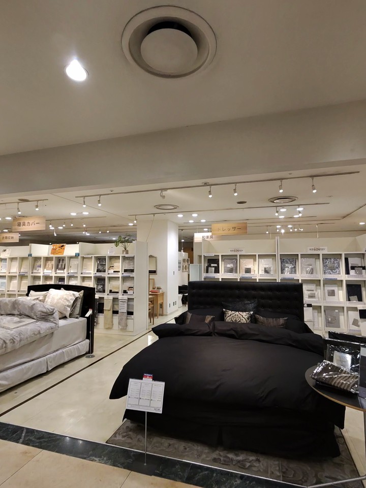 IDC OTSUKAの店内写真。さまざまな家具がディスプレイされている