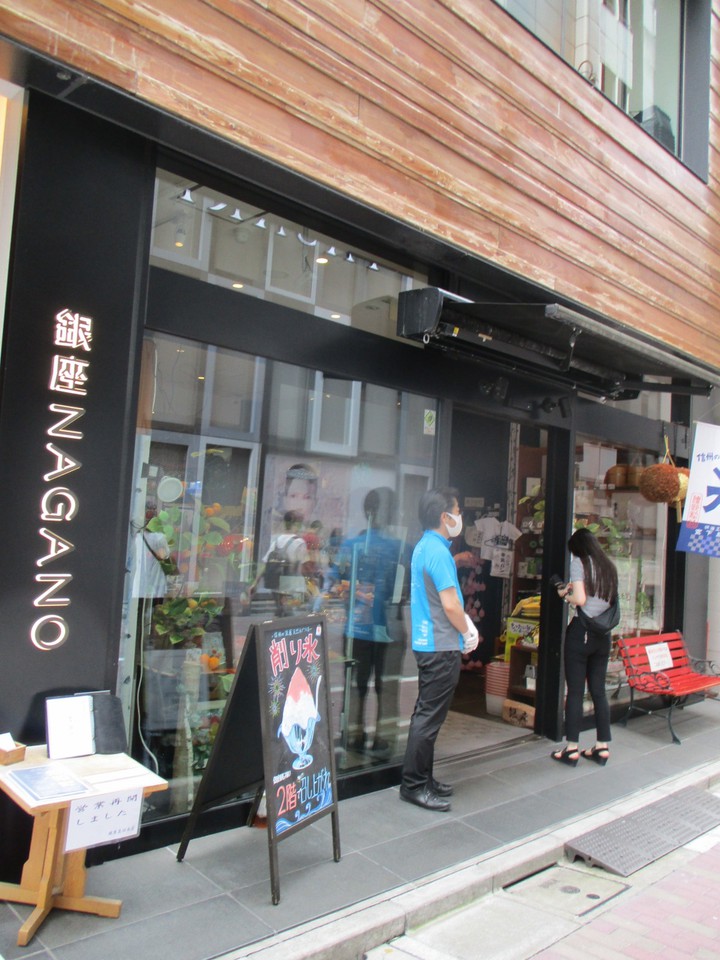 外で検温、消毒を求められた