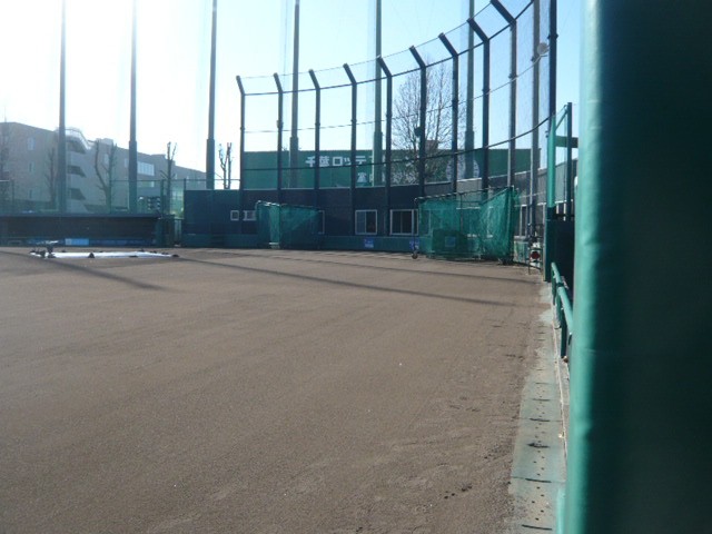 ロッテ浦和球場の内野の様子です。一般的な野球場の形態です。