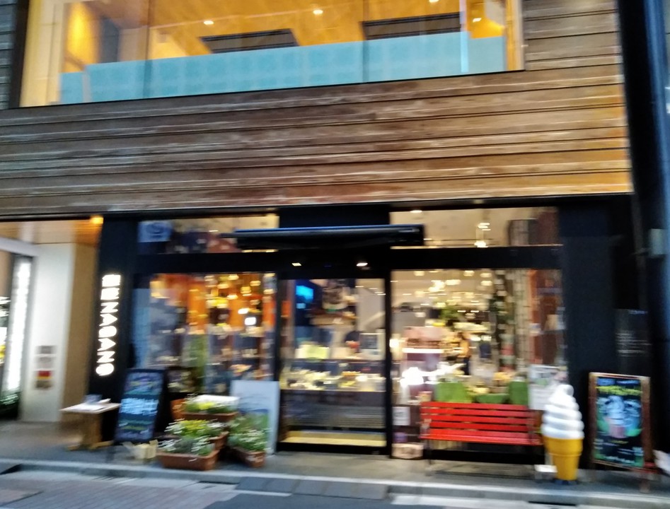ボケ写真で恐縮ですが洒落たカフェみたいなアンテナショップ
