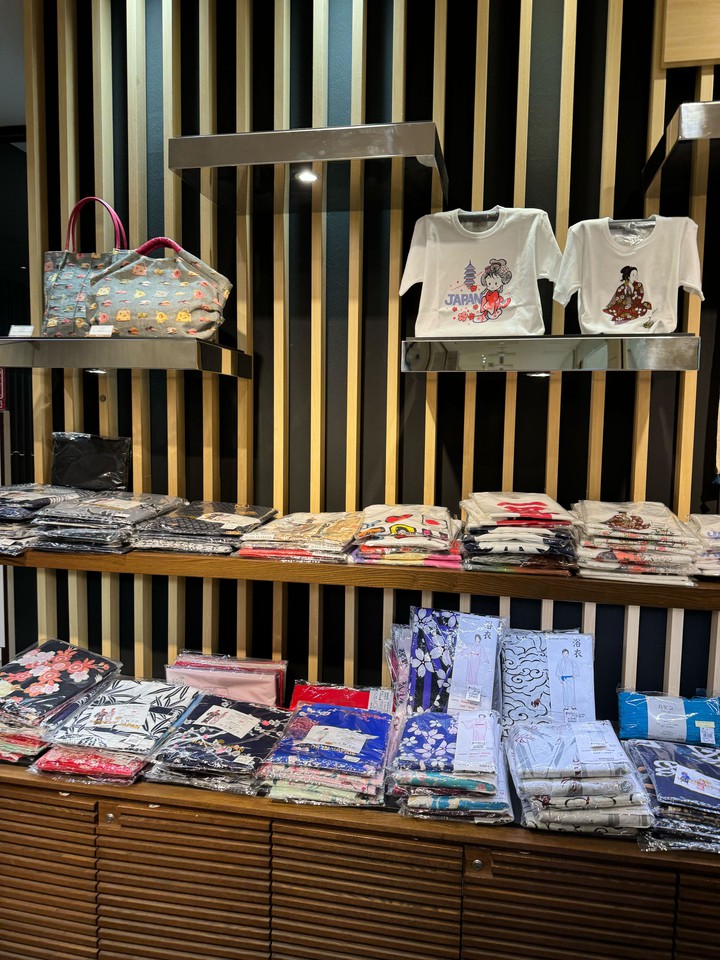 ジャパニーズ クラフト ショップ　壁にTシャツが、棚に浴衣が並ぶ売り場