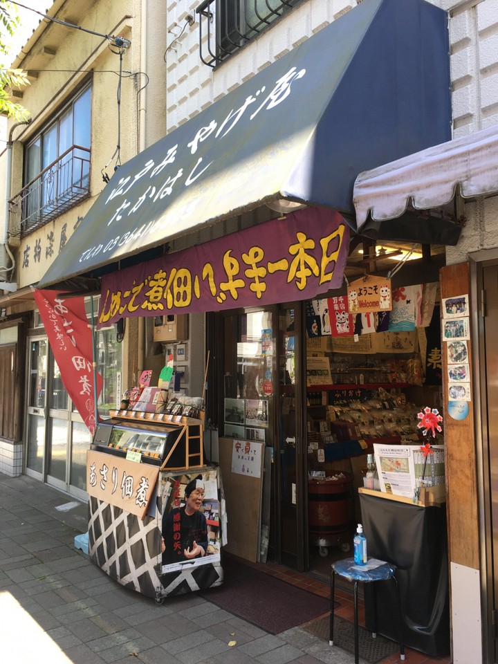 外から見ても目に留まるお店です。