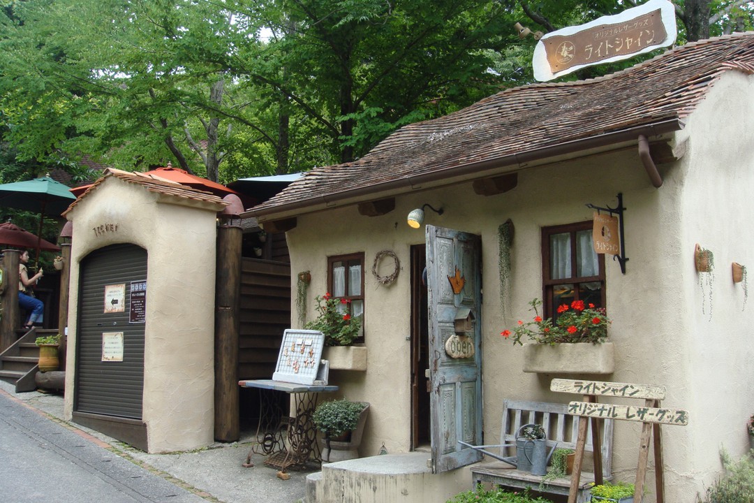沿道に並ぶ建物