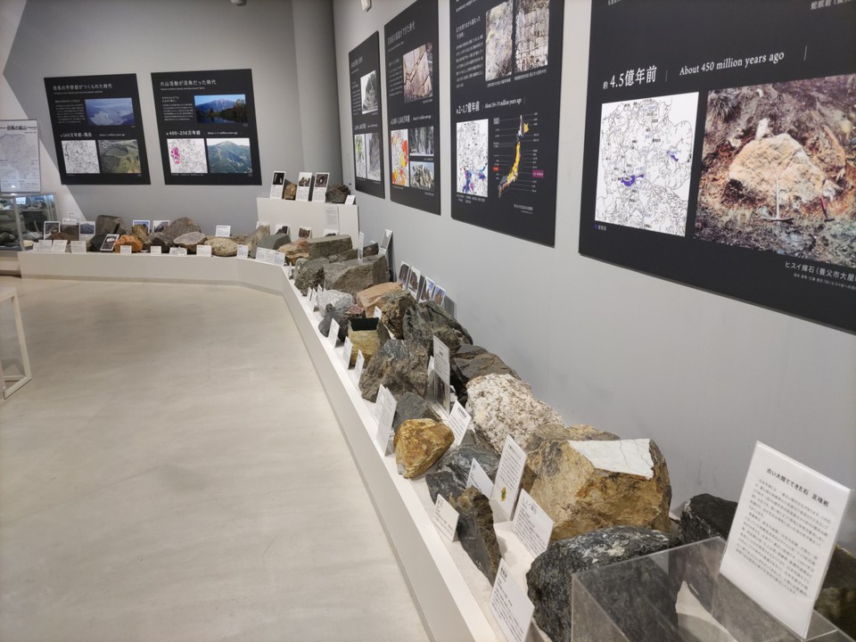 岩石、鉱物の展示。