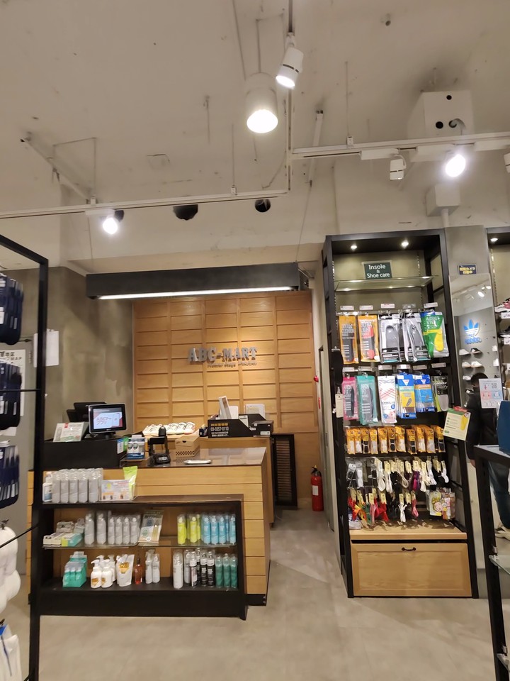 ABC-MART店舗の店内