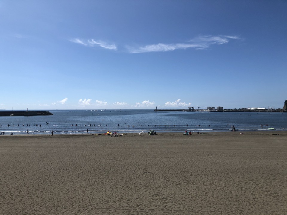 腰越海水浴場と、片瀬海岸東浜の境目