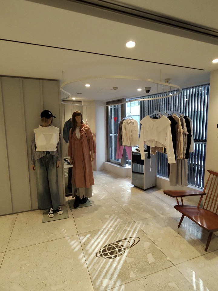 BEAMS JAPANの店舗の店内の売り場の様子