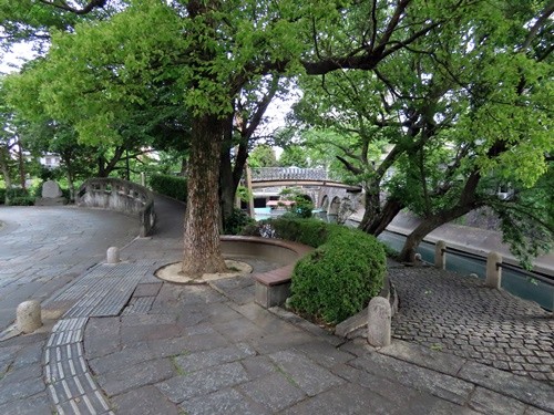 南西側は広場な感じはしません