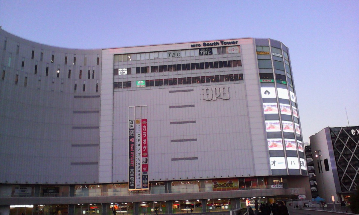 水戸駅の南口を出て右手すぐそばにあるデパートです。