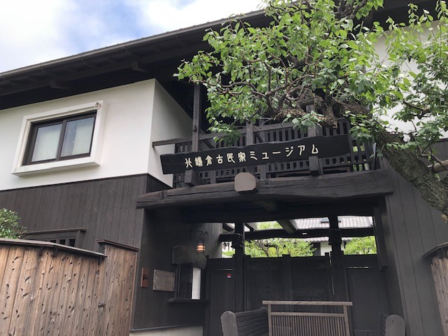 横須賀線に面した正面入口