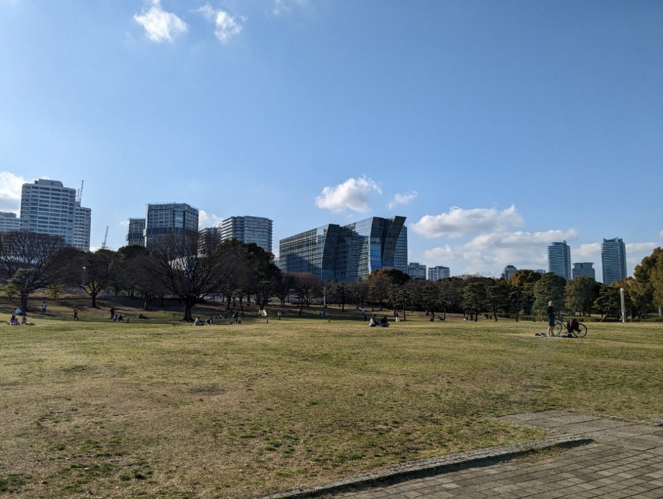 パシフィコ横浜（展示場）の屋外エリアに緑地が広がっています。