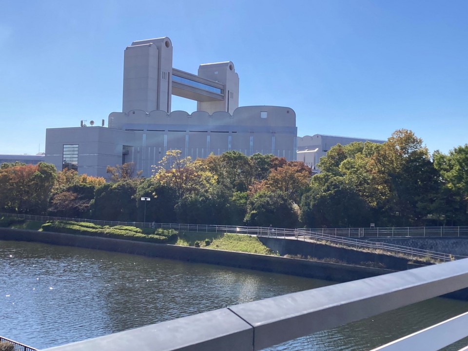 印象的な形状の会議場。
