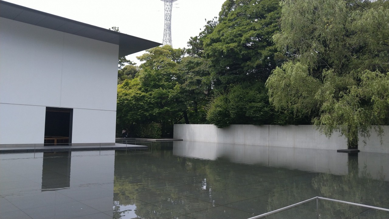 静寂、時々水の音。