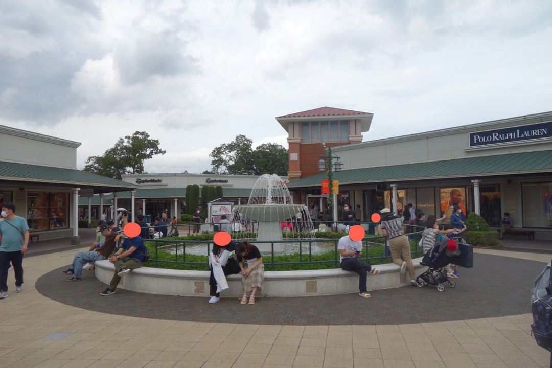 ラルフローレン横は噴水広場