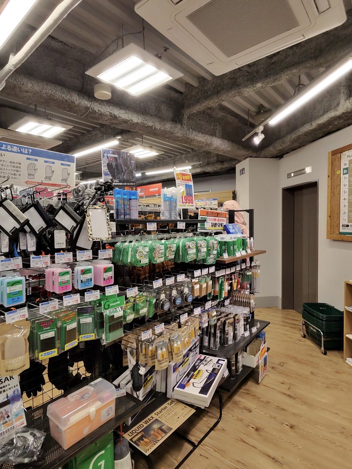 L-Breathの店内の様子。多種多様なアウトドア用品がディスプレイされている