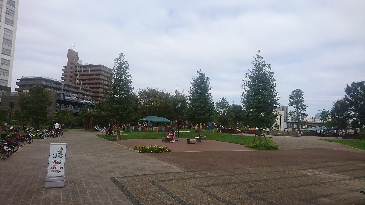 広場と遊具