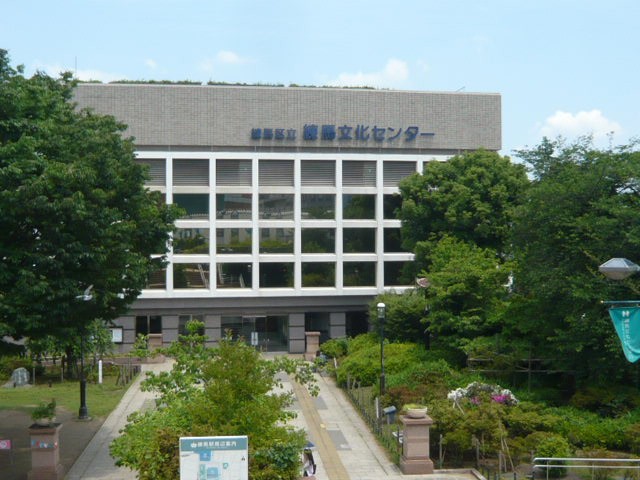 練馬駅方向から見た練馬文化センターの建物です。緑が映えます。