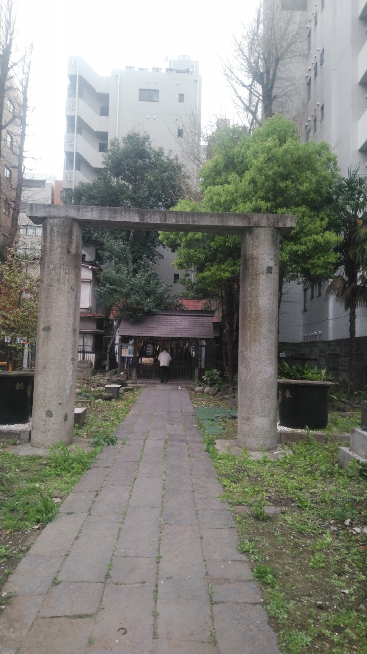 奥に見えるのが本殿